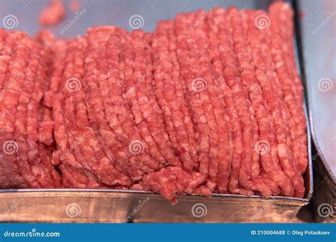 Carne picada fresca en un mostrador