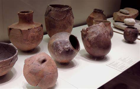 Hoguera encendida con piezas de cerámica prehistórica en su interior