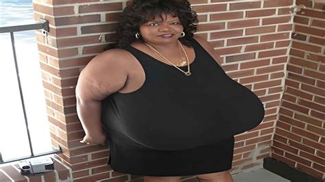 Annie Hawkins-Turner (Norma Stitz) con el certificado de Guinness World Records