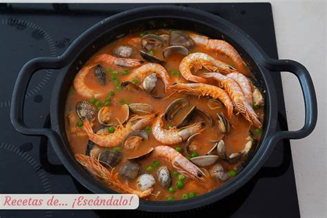 Plato de merluza a la cazuela con marisco recién hecho