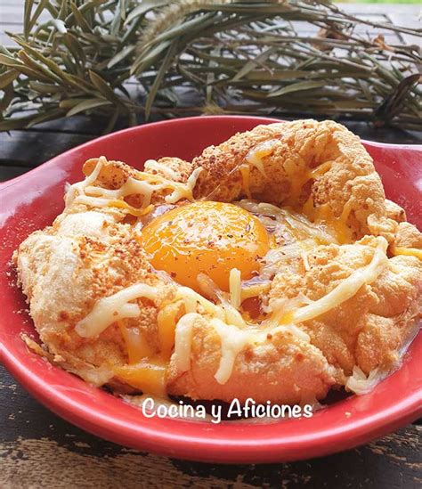 Huevos nube con yema a la sal y quesos