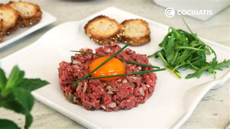 Steak tartar con yema a la soja y gel de alcaparras