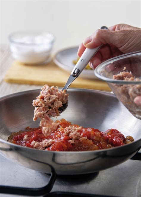 Atún desmigado con aceitunas y tomate frito para sandwich