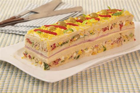 Pastel sándwich relleno decorado