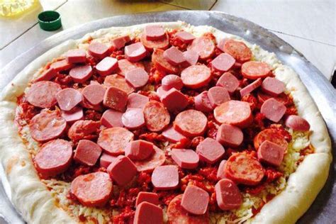 Sandwich pizza con salchichas y queso