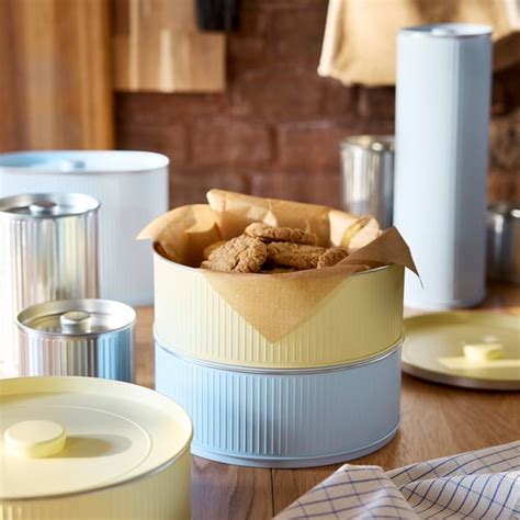 Latas BETTHAJ de IKEA en colores pastel y plateado