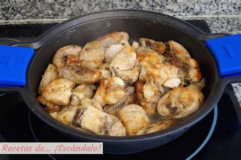 Pollo dorándose en la sartén