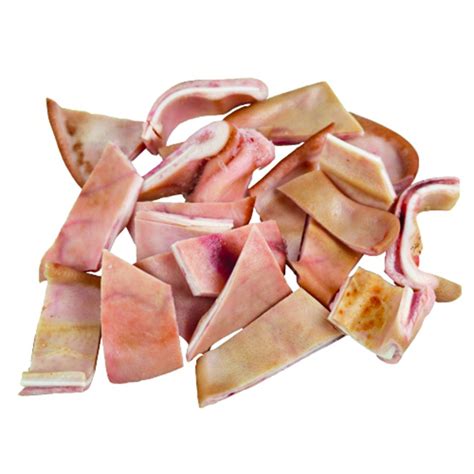 Oreja de cerdo cocida y troceada en preparación
