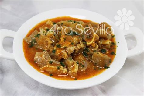 Oreja de cerdo en salsa andaluza servida con pan crujiente