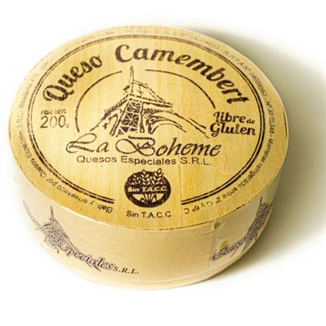 Queso Camembert entero en su caja de madera