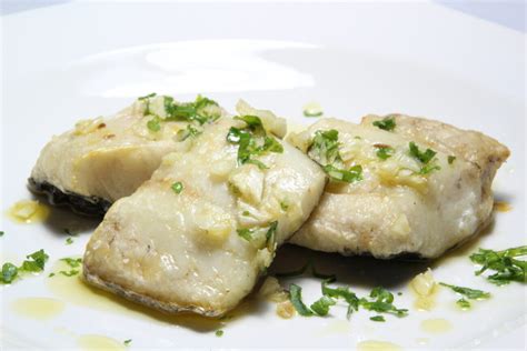 Lomos de merluza cocinándose