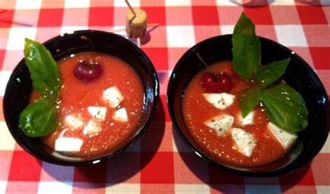 Gazpacho de cerezas con mozzarella y albahaca fresco