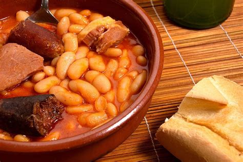 Ilustración de platos típicos asturianos
