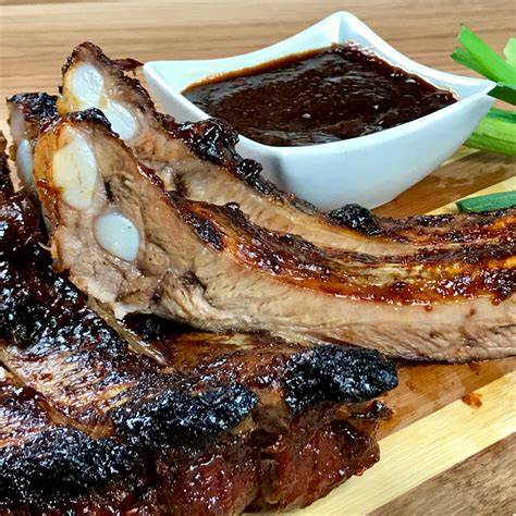 Costillas de cerdo untadas con salsa barbacoa