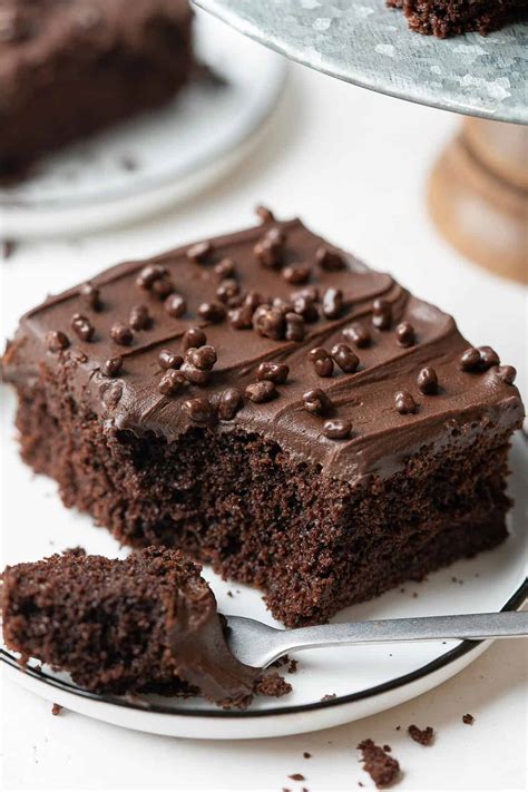 Presentación de un pastel de chocolate saludable