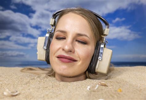 Mujer escuchando música con auriculares en la playa