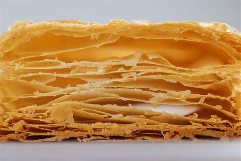 Detalle de la textura crujiente del hojaldre de los Pasteles de Belém