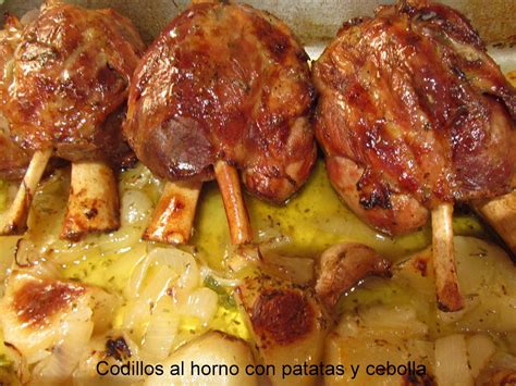 Variedad de codillos de cerdo y especias