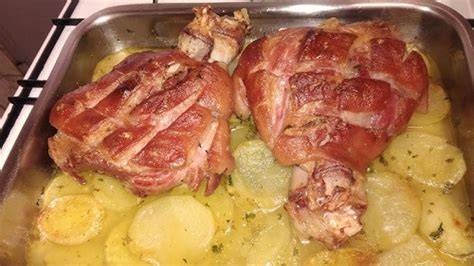 Codillo asado con patatas y hierbas aromáticas