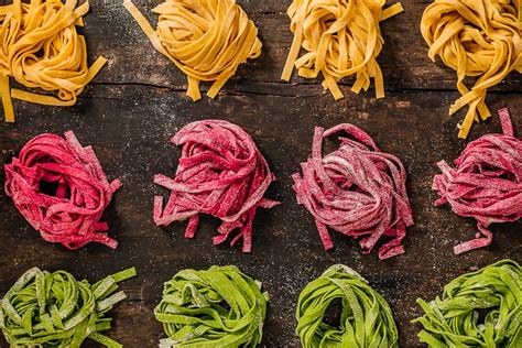 Pasta fresca de colores en un plato