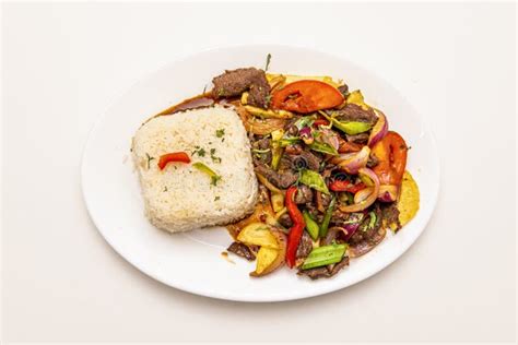 Ternera salteada picante servida con arroz blanco
