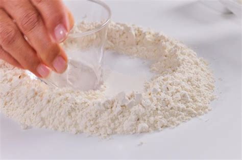 Preparación de masa con un volcán de harina y líquidos