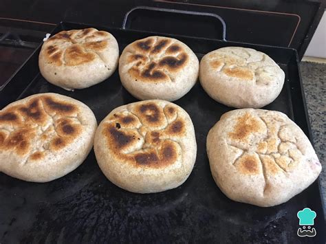 Pancitos rellenos horneándose en el horno