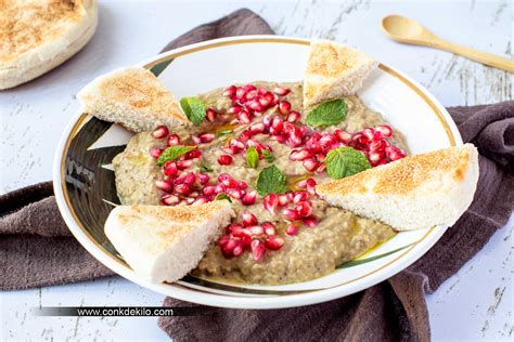 Plato de Baba Ganoush con berenjenas asadas y hierbas frescas