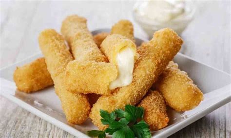 Bastones de queso recién hechos