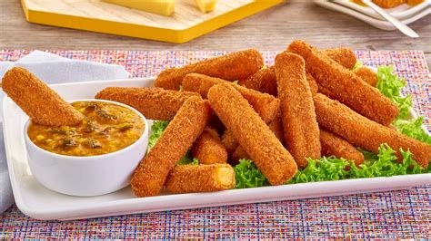 Bastones de queso horneados en bandeja