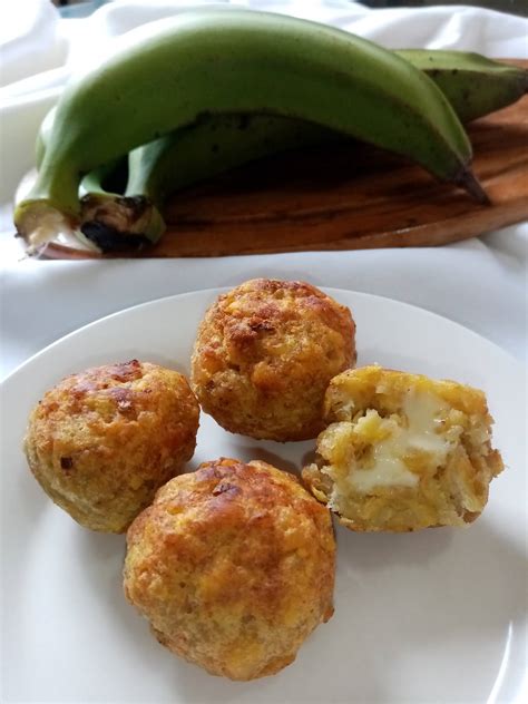 Masa de plátano verde con queso y chicharrón