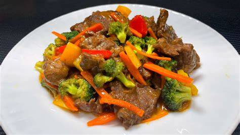 Bistec de carne con salsa de verduras