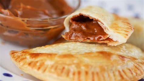 Empanadas dulces con salsa de dulce de leche y helado