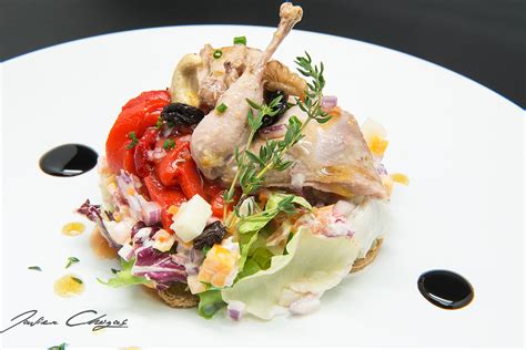 Plato de perdiz escabechada servida con ensalada