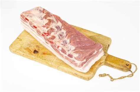 Panceta de cerdo cruda cortada para chicharrones