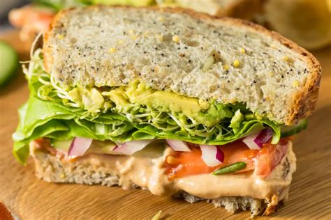 Bocadillo de hummus y verduras