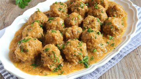 Variedades de albóndigas con diferentes carnes y salsas