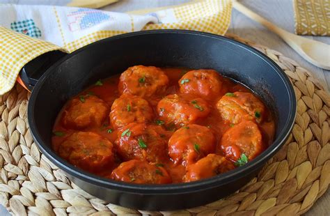 Albóndigas vegetarianas de berenjena con salsa de tomate