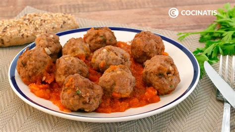 Plato de albóndigas a la andaluza servido con guarnición