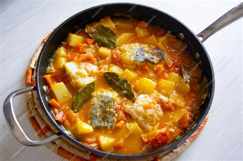 Plato de bacalao estofado con judías verdes y patatas
