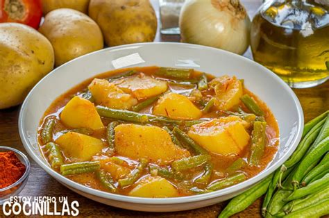 Guiso de bacalao con judías verdes y gambas en una olla