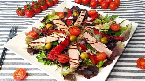 Ensalada fresca de ventresca con piquillos