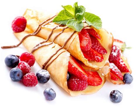Crepes apilados con frutas del bosque