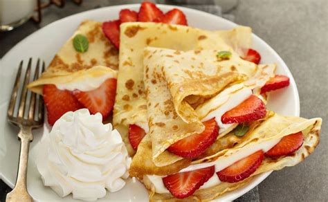 Crepes con fresas y queso crema