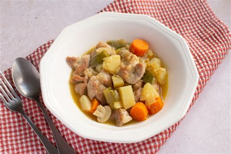 Plato de pavo guisado con verduras y salsa