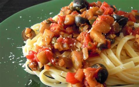 Plato de pasta con salsa de berenjena ahumada