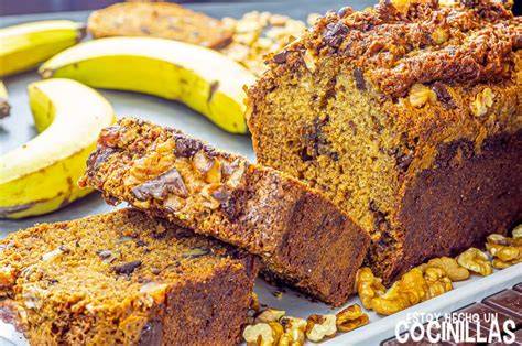 Bizcocho de plátano y nueces sin gluten recién horneado y decorado