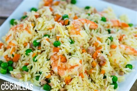 Arroz tres delicias con gambas en un plato