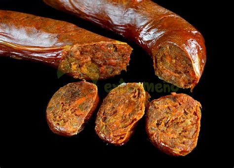 Morcilla patatera extremeña cortada en rodajas y untada en pan