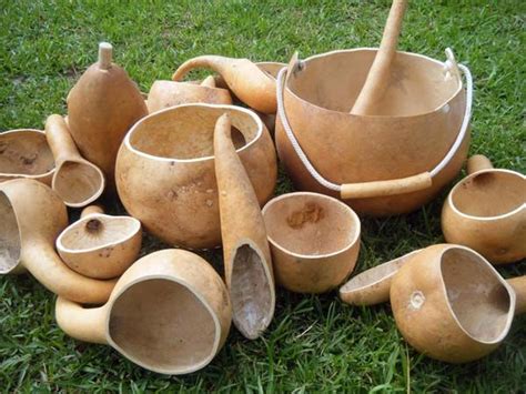 Variedad de objetos artesanales hechos con calabazas secas